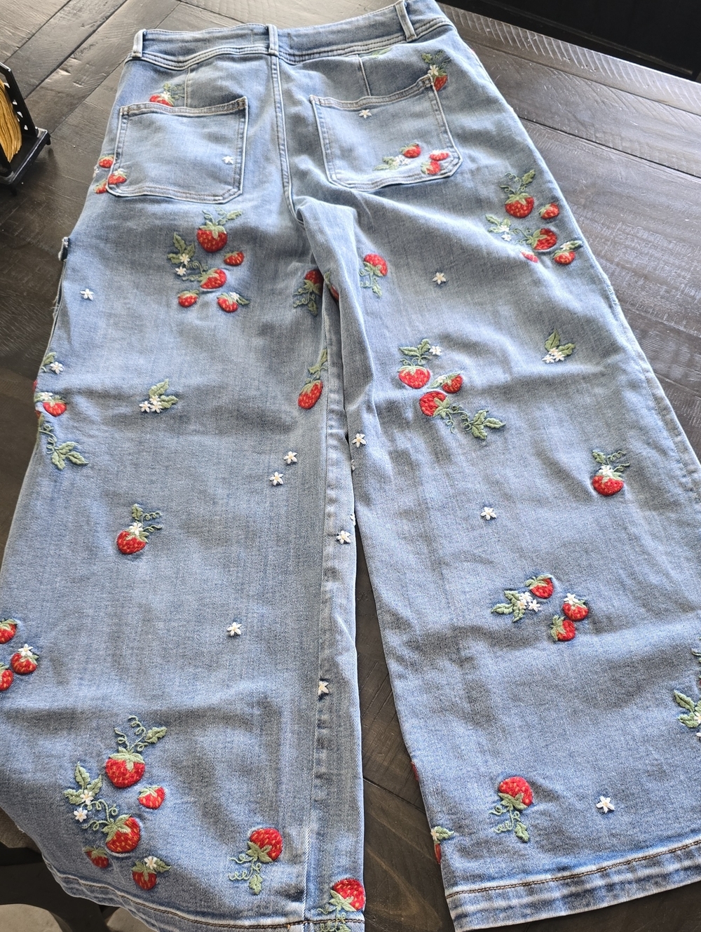Driftwood Olivia Cargo- Wide Leg Strawberry Denim Jeans. Size 29. EUC - Picture 6 of 6